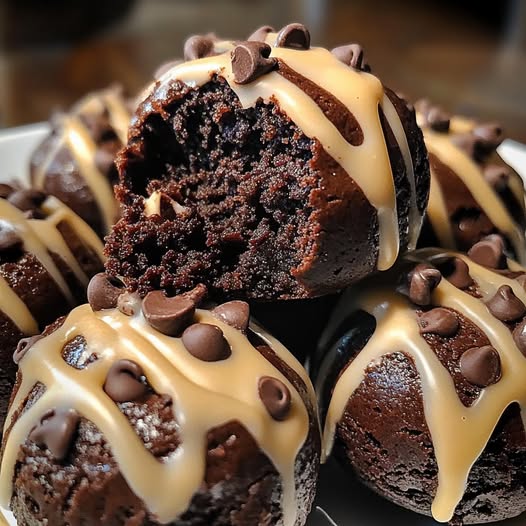 Cupcakes à la bombe au brownie avec gâteau au chocolat